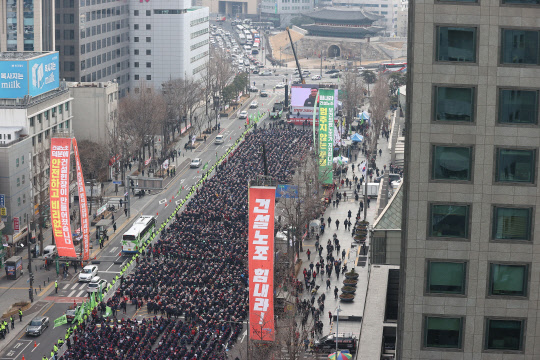 민주노총 조합원들이 28일 오후 서울 중구 세종대로에서 결의대회를 열고 윤석열 정부를 규탄하고 있다. [연합뉴스]